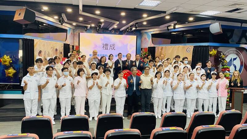 正修科技大學健康暨管理學院護理系加冠典禮圓滿成功圖片